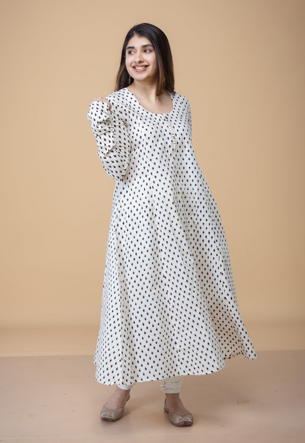 Akrita White Fakira Mul Kali kurta