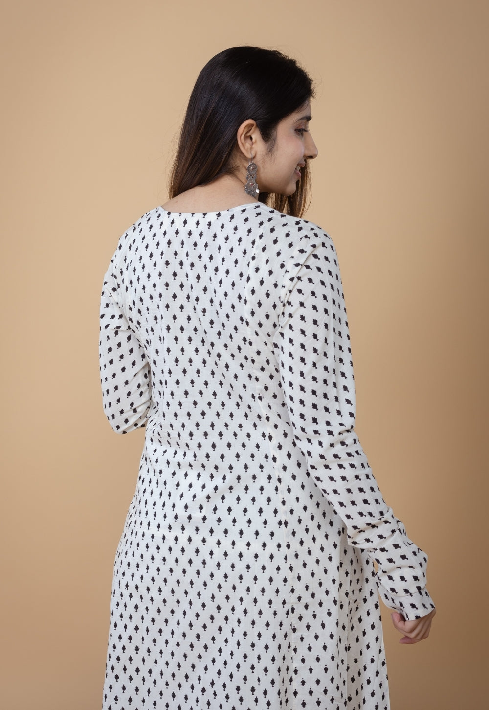 Akrita White Fakira Mul Kali kurta