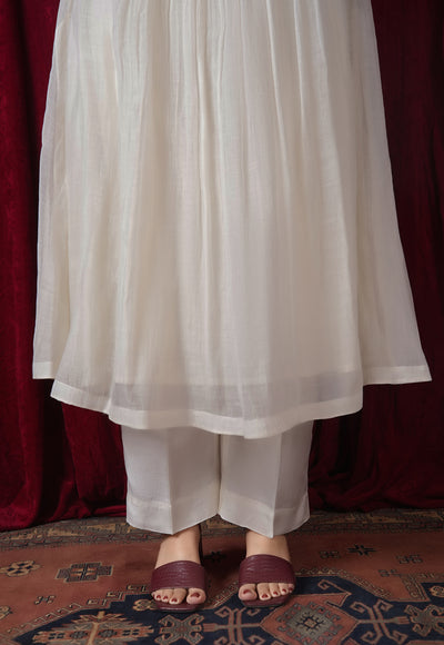 Yashi White Solid Muslin Straight Pant