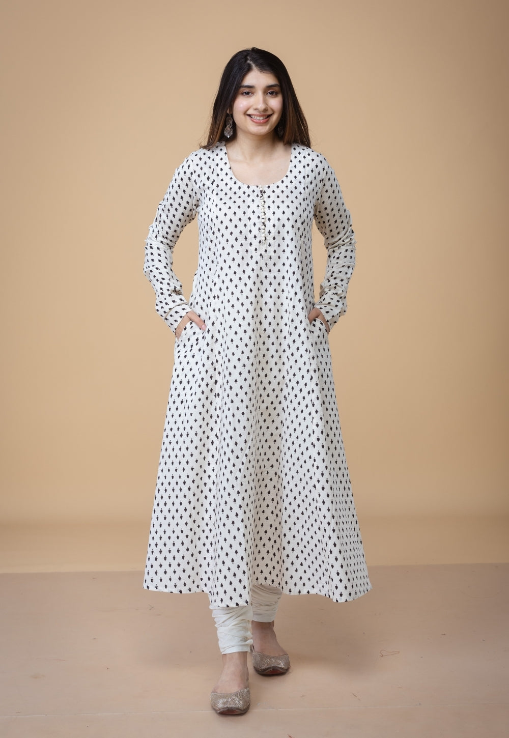 Akrita White Fakira Mul Kali kurta